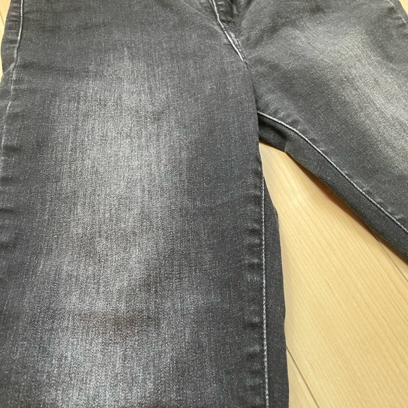 Levi's Women's 724 High Rise Straight Leg Jeans
- size 29 - Raw Hem - Picture 6 of 10